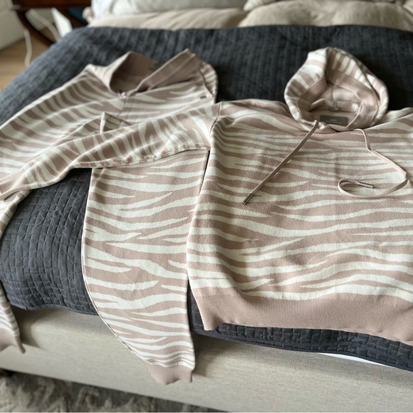 Soia & Kyo Verona Sustainable Zebra Print Sweatpants (Medium) & Hoodie (Small) - Picture 4 of 8